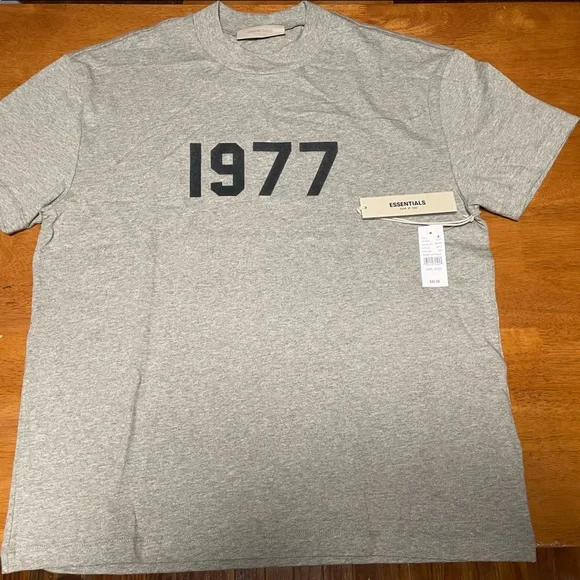 Fear of God Essentials 1977 T-shirt Dark Oatmeal - Picture 1 of 4